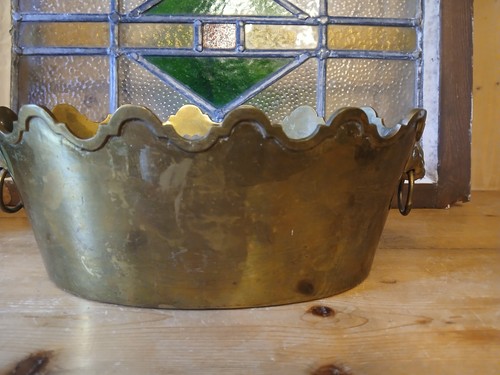 Vtg brass scalloped cache - scalloped,